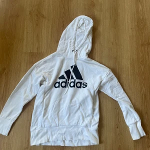 Vit adidas hoodie - Super fin vit adidas hoodie som aldrig kommer gilla användning tyvärr, fint skick. Passar S Skriv vid fler frågor. 