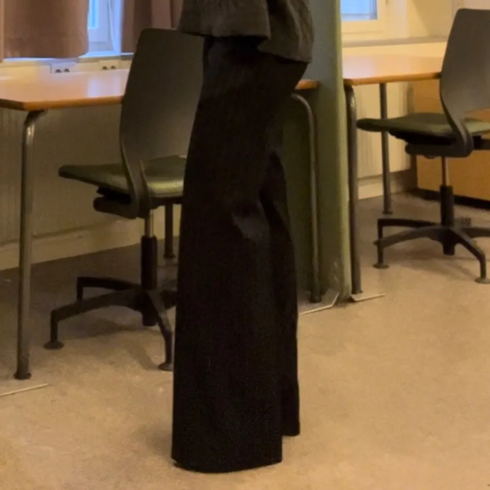 Långa vida kostymbyxor med vita ränder, . Farkut & Housut.