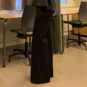Lågmidjade Kostymbyxor  - Långa vida kostymbyxor med vita ränder, 