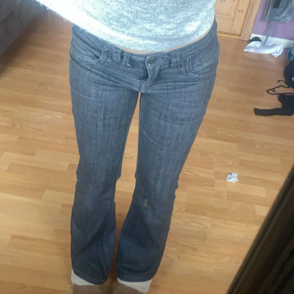 Säljer dessa jätte fina jeans bara att dom sitter lite stort p mig i midjan och sen är dom lite för korta på mig som är 160 🥰använda 2 gånger och inga skador alls . Jeans & Byxor.