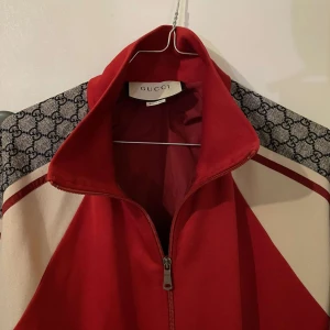 Gucci jacka  - Gucci jacka i fint skick förutom att den är spräckt precis under armhålan men inget som man märker. Storlek M men passar även större. Kom gärna med bud