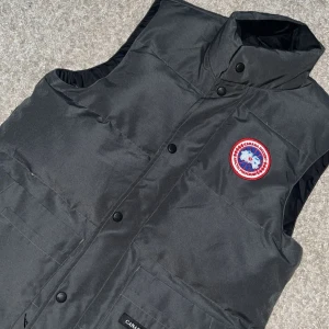 Canada goose - Helt ny väst med grym kvalitet. Om du är intresserad är de bara o skriva pris kan alltid diskuteras 