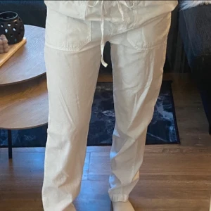 byxor ( linnebyxor ? ) - stod att det var linnebyxor när jag köpte dom men skulle inte säga att det är linne liknande material men superfina ändå!  Nypris 650 