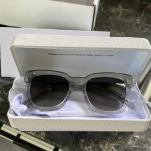 Chimi 07 grå - Säljer nu mina chimi solglasögon i modellen 07. Dom är vädligt sparsamt använda och har inga som helst tecken på användning. 🕶️💕Putsduk, fodral samt orginalbox medföljer, också i fint skick!🥰Nypris 1250
