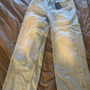 Ett par Gant Jeans som är aldrig använda, köpta för 1200kr. - Eu 36 funkar om man är 158-168 väldigt snygga sitter bra i midjan och vid benen. Gulliga att stylea till tjocktröjor eller koftor. Skriv för mer bilder💕 Inga defekter samt säljer halvpris 