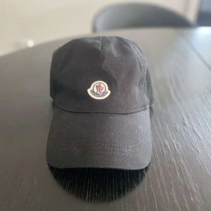 Moncler keps - Tjena! Säljer en moncler keps som knappt är använd. Fick den i present för knappt ett år sedan, men säljer nu till ett schysst pris. Skick: 10/10 Nypris: 1299kr Hör av dig vid frågor!