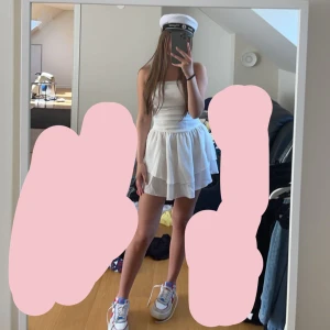 Studentklänninh - Säljer nu denna supersöta bandeauklänning som passar perfekt till studenten💕Den är helt oanvänd med prislapp kvar. Passar mig som oftast brukar ha XS🫶🏻