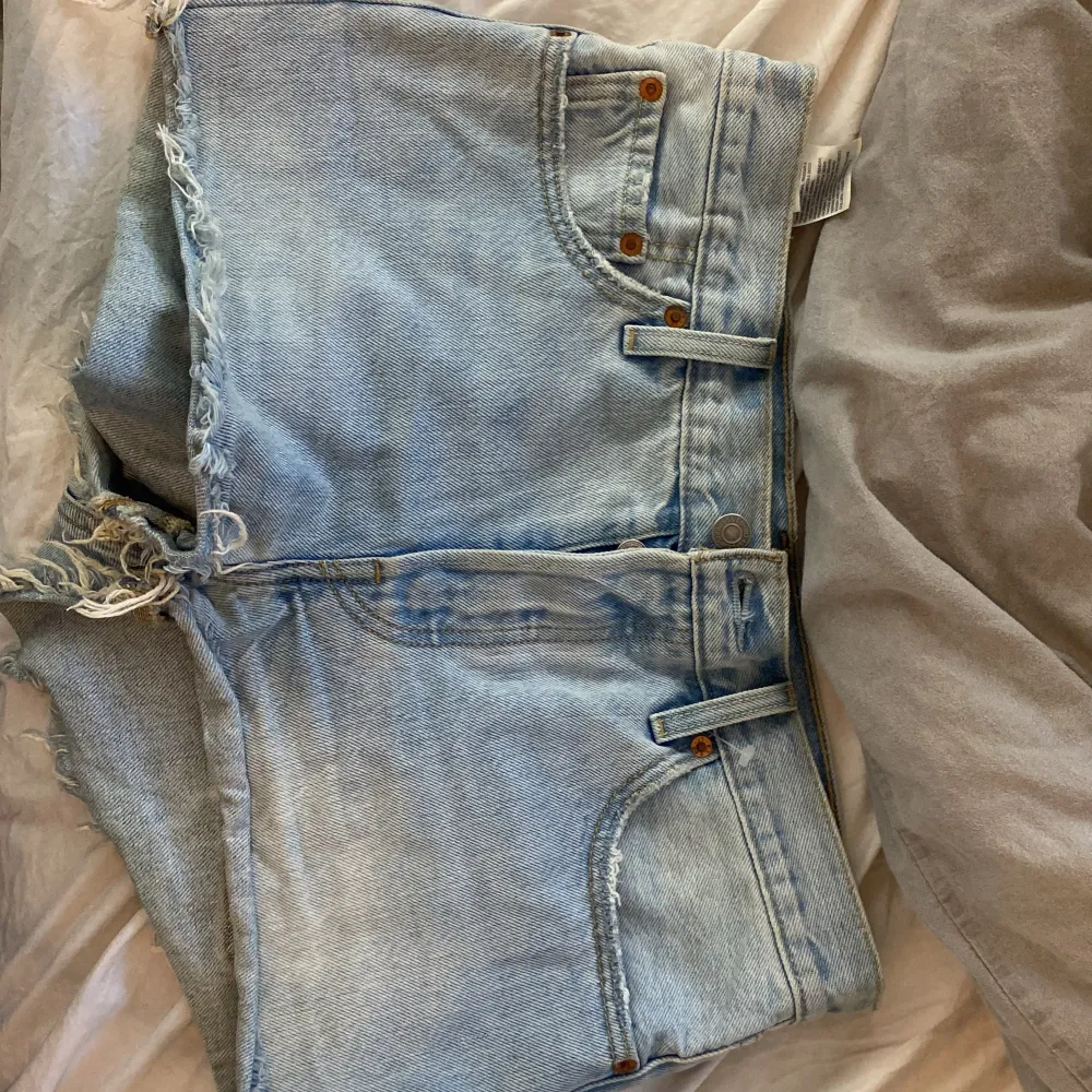 Säljer vidare dessa Levis shortsen i w28💞💞 så snygga o fin färg men säljer vidare då de tyvärr var för stora för mig 💕. Shorts.