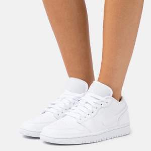 Air Jordan 1 Lows’  ”Triple White” Women i nyskick! Skorna är endast använda en gånghelt  och kommer med creaseskydd. Storlek 39. Säljer pga att de aldrig kommer till användning! De är köpta på Nike för 1700kr. Säljer för 1300 pga superbra skick