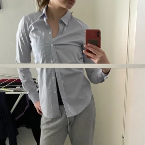 Filippa K skjorta - Nyskick inga skador eller fläckar. Använder inte och säljer därför. 