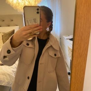 Superfin vårjacka💗 - Jättefin vårjacka men en fin ljus färg. Den är i bra skicka och har inte använt den många gånger! Köpte den för 1000kr men säljer den för 500kr, pris kan såklart diskuteras 💗❤️
