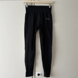 Tights från iciw - Träningstights från icaniwill. Supersköna och sitter bra uppe. Passat till såväl gym som löprunda 