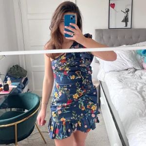 Klänning!  - Jättefin klänning från märket c/meo collective!