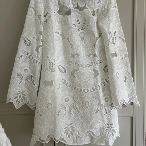 Klänning - Funderar på att sälja denna jättefina klänning om intresse finns, perfekt till student, då jag hittat andra. Helt ny, prislapp kvar. Köpt för 800kr. 