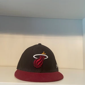 New era keps - Säljer denna Miami heat kepsen som jag köpte på kennedies för 550kr kepsen har inga skador eller osv! För mer bilder så är det bara att skriva👍🏻
