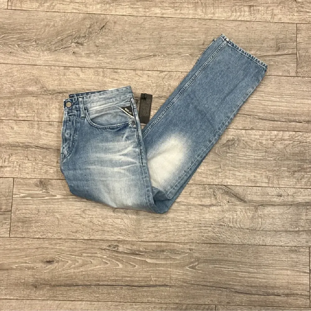 Tja! Säljer nu dessa riktigt schysta Replay jeans. Enbart använda några få gånger. Storleken är 32/32 och modellen heter ”Newbill” och dom är lite större i storleken!. Jeans & Byxor.