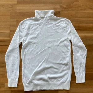 H&M turtleneck  - H&M turtleneck för män. Skick: Bra. Storlek: S. Fit: Slim. Färg: Vit. Meddela gärna mig för mer info & bilder!