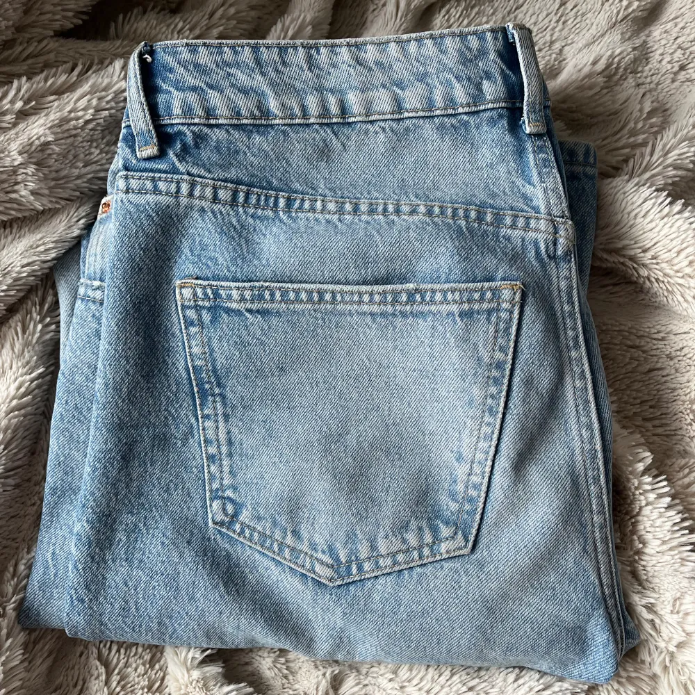 Säljer dessa jeans då de inte sitter som jag riktigt vill längre, jag är 1,74cm lång och de är liiiiiite för korta för mig☺️ om priset inte passar, kom gärna med egna prisförslag🥰. Jeans & Byxor.