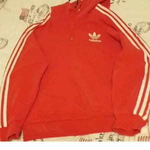 Adidas hoodie  - Säljer en Adidas hoodie då den är alldeles för stor för mig. Den är i bra skick. Den är i storlek L. Säljer den för 40 kr + frakt! 