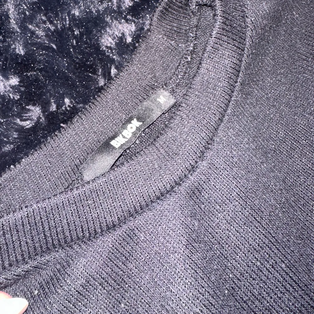 En oanvänd tröja köpt för några år sedan.  Materialet är ribbat utifrån sedan slätt inuti. Denna tröja är i stl M funkar som S med. . Tröjor & Koftor.