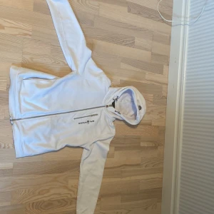Hoodie med blixtlås - Väldigt bra skick. Säljer pågrund av för liten för mig. Köpte på kidsbrandstore för 999kr Pris kan diskuteras 