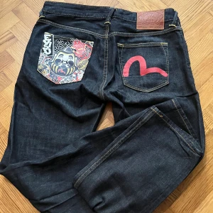 Evisu jeans - Dessa är fanemig splitternya men för lång i benen på mig 