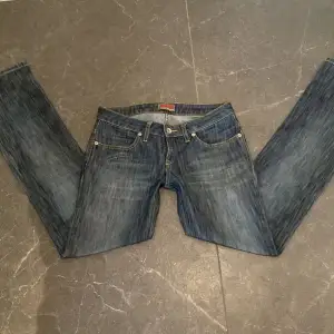 Säljer ett par skit snygga lågmidajde Bootcut jeans i storlek 27/32💞älskar dessa men är tyvärr lite för små, har knappt använt dem och är i bra skick