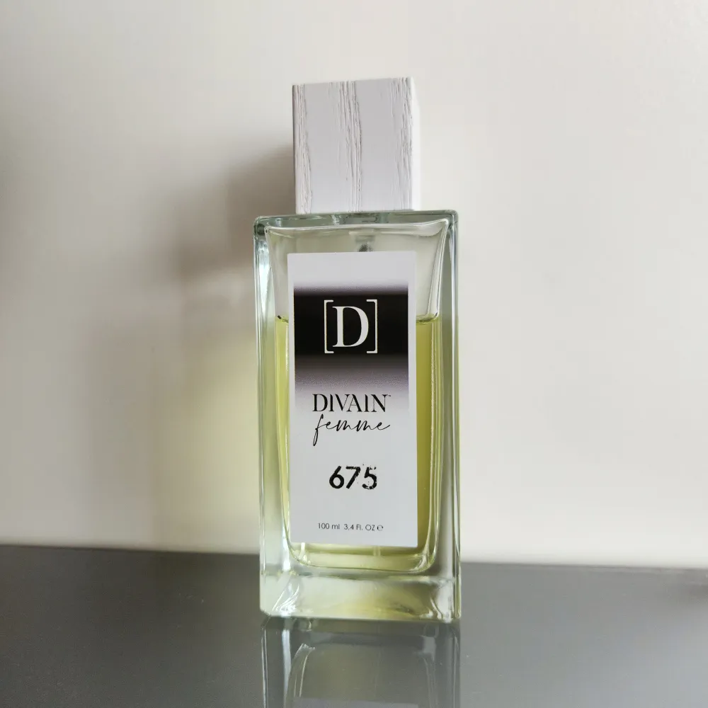 Divain parfym 675. Lite använd. Head: Quince And Grapefruit . Ii Heart: Hyacinth And Jasmine. Ii Base: Musk, Iris, Virginia Cedar And Amber.. Parfym.