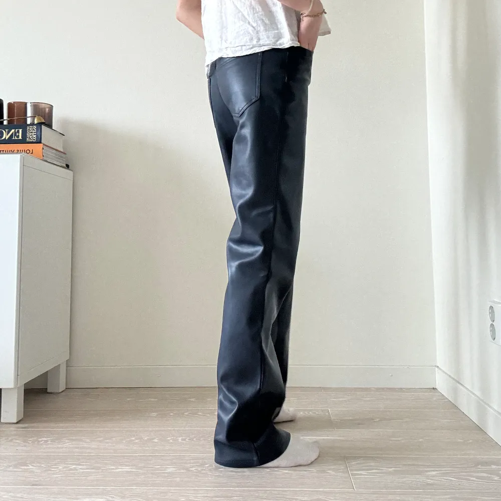 Såå snygga mörkblå skinnbyxor från Bikbok som tyvärr inte kommer till användning sä de är helt oanvända💕. Jeans & Byxor.