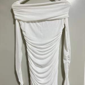 Två off shoulder klänningar i nyskick från Gina Tricot, storlek M, säljs för 200kr styck.