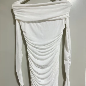 Off shoulder klänningar - Två off shoulder klänningar i nyskick från Gina Tricot, storlek M, säljs för 200kr styck.