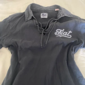 Cool t-shirt - Jätte snygg t-shirt värkligen med många detaljer. Skulle säga M i storlek. Den är värkligen unik och reda för sommaren!