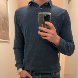 Ralph Lauren polo longsleeve - Fet longsleeve från Polo Ralph Lauren perfekt för våren som nalkas. Mörkblå.