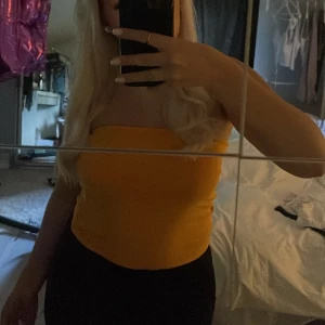 topp - super fin gultopp från gina fint skick bara använd en gång💛💛