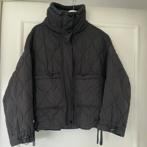 Tunn dunjacka / quiltad jacka Zara - Säljer denna trendiga tunna dunjacka / övergångsjackan som är perfekt nu i vår  men även sommar,höst samt vinter! Fina detaljer, justerbar i midja & ärm.  Den är i väldigt fint skick, köpt förra året för 800kr💞 skriv för frågor eller fler bilder🌷