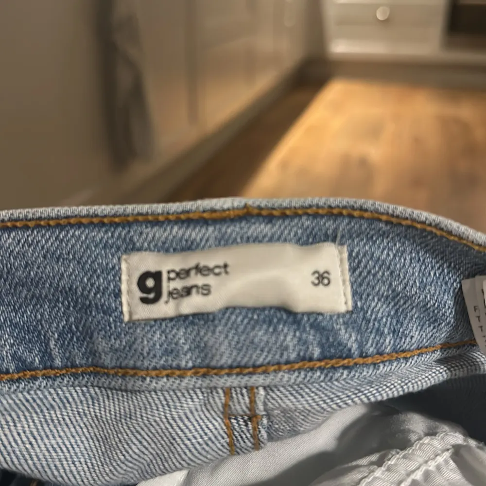 Mom jeans från gina tricot som inte används något mer pga. för små Använt skick Skriv för frågor 😇. Jeans & Byxor.