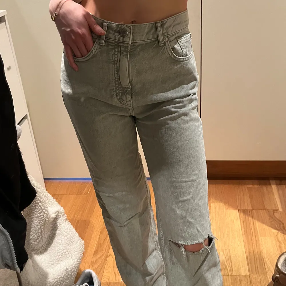 Säljer ett par gråa jeans med lite av en grön underton!🤍. Jeans & Byxor.