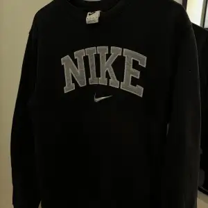 En Nike sweatshirt i storlek XS. Är mörkgrå men ser svart ut på bilden. Funkar för kille och tjej