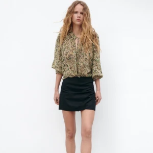 Zara blus - Säljer denna fina blus från zara då den tyvärr inte kommer till användning. Använd fåtal gånger, storlek M