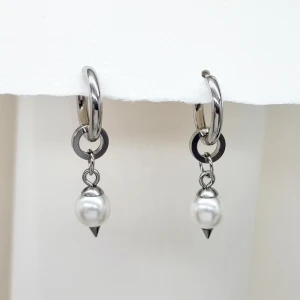 Handgjorda örhängen  - Handgjorda örhängen ● Material- rostfritt stål och glaspärlor ●Örhängeskrokar - rostfritt stål ●Längd -4cm .Vattentåliga, ändrar inte färgen! Följ:@ekjewelryofficial 