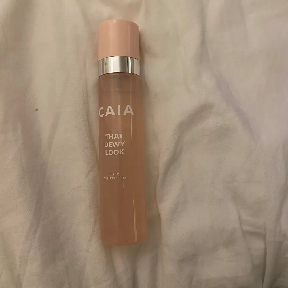 Hej säljer en setting spray från Caia då jag inte va ett stort fan av den! Den är enbart testad och helt ny! Nästan allt innehåll är kvar men ni ser på bilden hur mycket det är i flaskan!🥰. Övrigt.