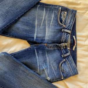 Low waist jeans från only💞De är raka i benen men absolut inte skinny!! Säljer då de är lite stora och långa för mig💞 jättefint skick! Skriv för mått eller fler bilder💞Läs gärna bion om ni är intresserade