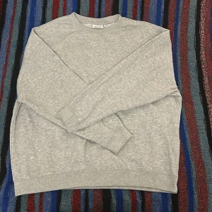 Grå Sweatshort Weekday - Storlek L men oversized. Känns som XL. Mycket bra skick, endast använd en gång.