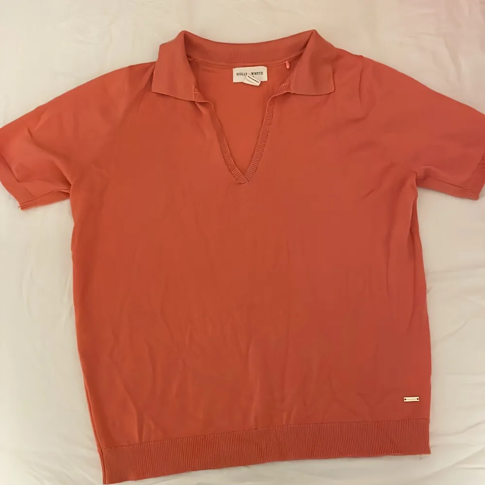 Säljer denna fina tröja corall rosa tröjan ifrån Holly & whyte (Lindex). Säljer för 150kr. T-shirts.