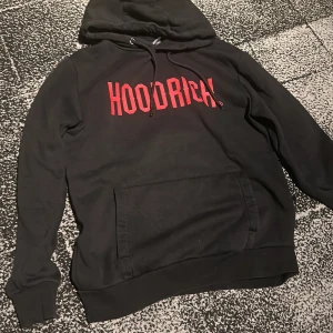 Hoodrich tröja - Säljer nu min hoodrich tröja i färgen svart röd! Väldigt bra passform och passar till small och medium. Pris kan diskuteras!