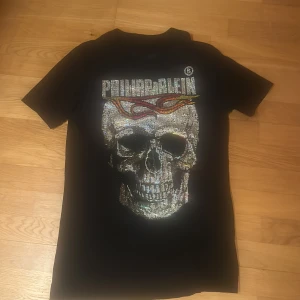 Philipp Plein t shirt - Philipp Plein t shirt som är använd fåtal gånger Storlek M sitter som M/L lite mer som L Mitt pris 1500kr Nypris 8200kr