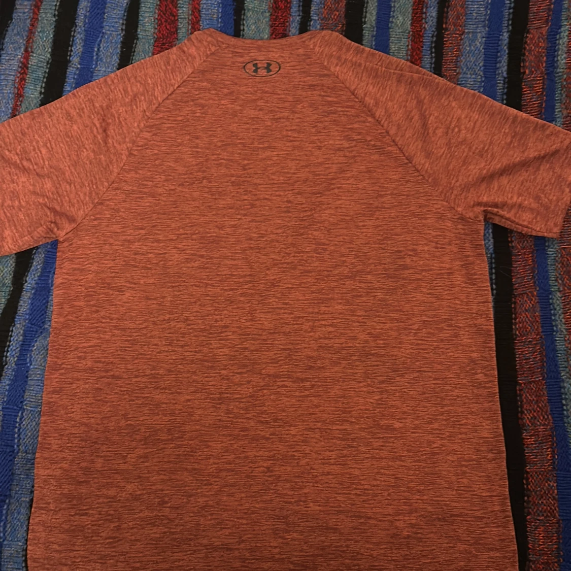 Oanvänd träningströja från Under Armour. - 90