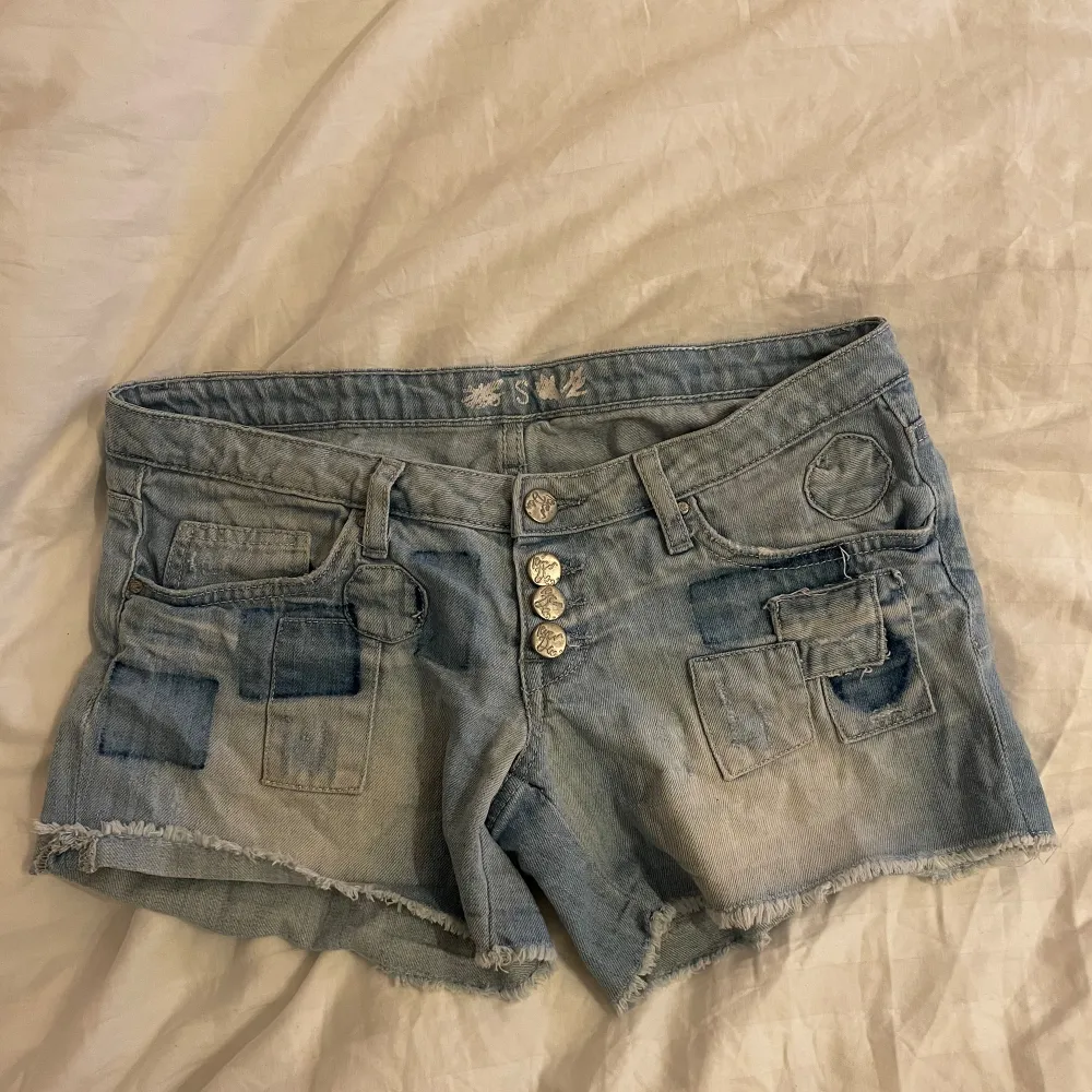 Låg midjade shorts som jag köpt på Plick men som tyvärr var för stora. Jätte fina och unika. Första bilden är inte min utan från den jag först köpte av.  . Shorts.