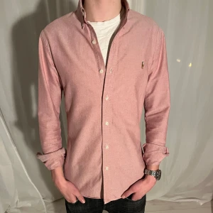 Ralph lauren skjorta - Sjukt snygg Ralph lauren skjorta med en härlig färg! | Perfekt inför sommaren | Skick 10/10 inga defekter | Nypris 1799kr | Pris ej hugget i sten!