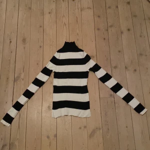 Randig tight tröja - Supersnygg randig tröja som ni kan se på bilden  På sista bilden ville jag bara visa att det ser ut så på armar och mage i modellen så den är inte sönder 😊 sitter superbra på kroppen och går att styla till allt💥💥skriv!!  Jag står inte för frakt⚠️⚠️